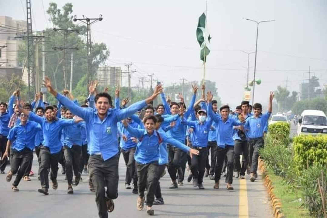 zartajgulwazir's tweet photo. A new World Record! 🥇

Bravo, kids of #Gujranwala!

50,000 saplings🌱 planted in 1 minute! Our children are second to none, all that they ever needed was leadership and guidance - and no one is better than @ImranKhanPTI to highlight and focus on the vitality of #sustainability. https://t.co/T8jTInkFGN