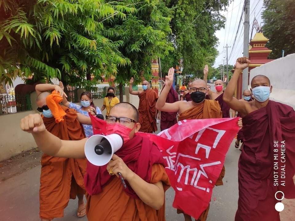 Anti-coup strike by Mandalay Monks Union as 185th day. Yesterday, #MyanmarMilitaryTerrorists cracked down that strike, brutally.

#ChinaSupportingJunta #Aug12Coup 
#WhatsHappeningInMyanmar