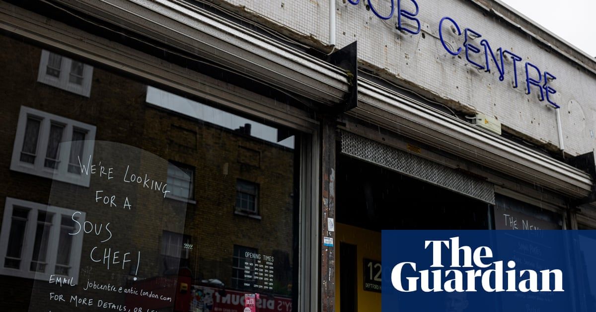 Brexit4Business's tweet photo. Employers are offering significant incentives to workers in a bid to ease the skills shortage many UK sectors are currently facing. The worst-hit areas including healthcare, transport, logistics and hospitality. https://t.co/Y3nx94bCEP #LabourShortage #Recruitment #Brexit https://t.co/2mOeQW3hX2