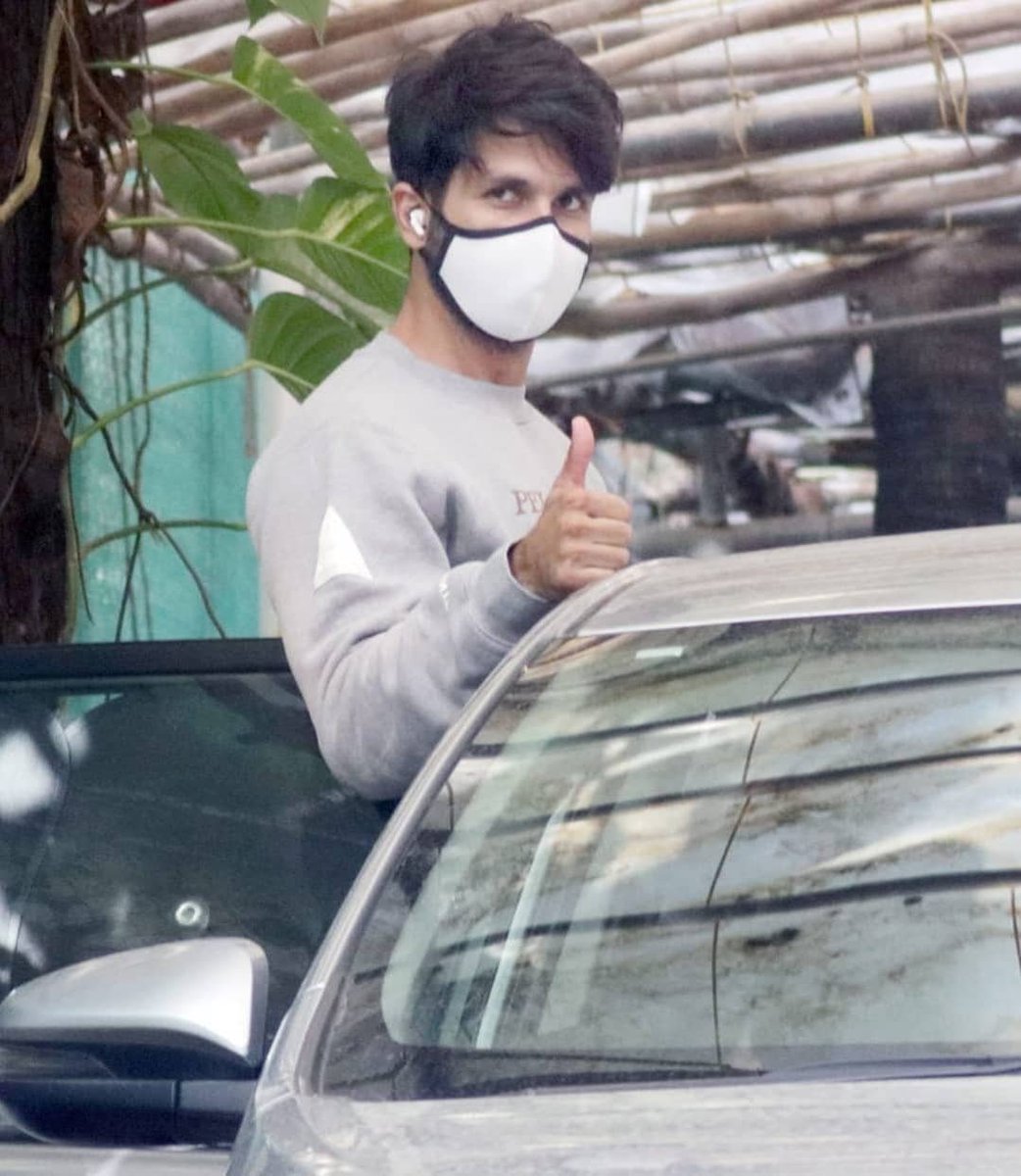 shahidkarmy's tweet photo. #ShahidKapoor gets snapped post a dubbing session in the city. https://t.co/KUcunONh5r