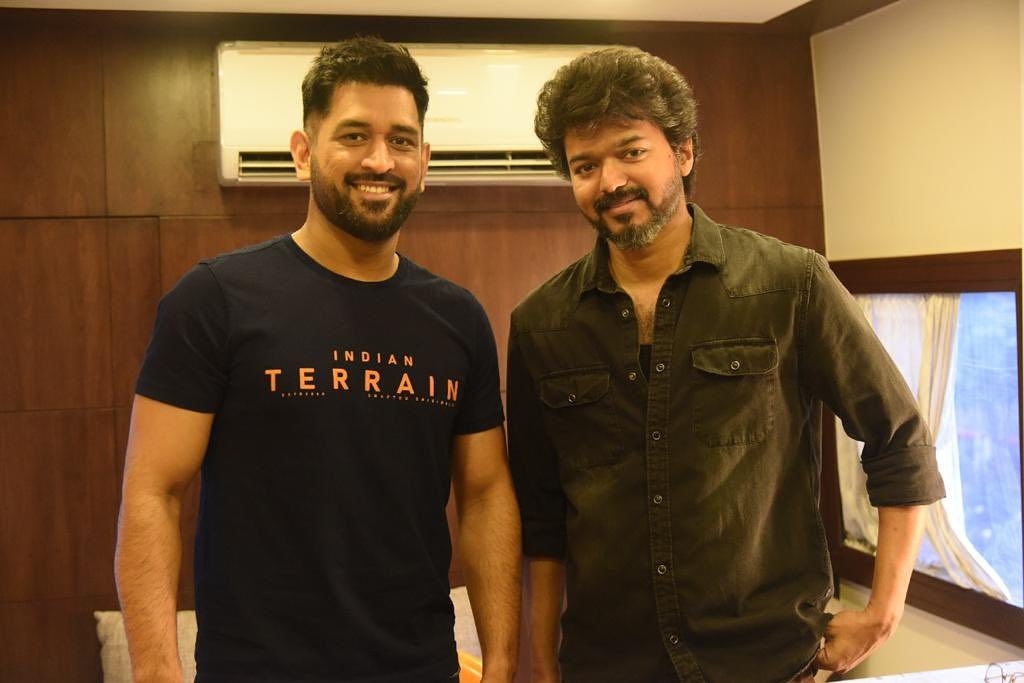 TheDailyJagran's tweet photo. When master met the blaster! 🆒😎 

(📸: @ChennaiIPL / Twitter) 

@msdhoni @actorvijay 

#MSDhoni #Vijay https://t.co/30bPKWUmah