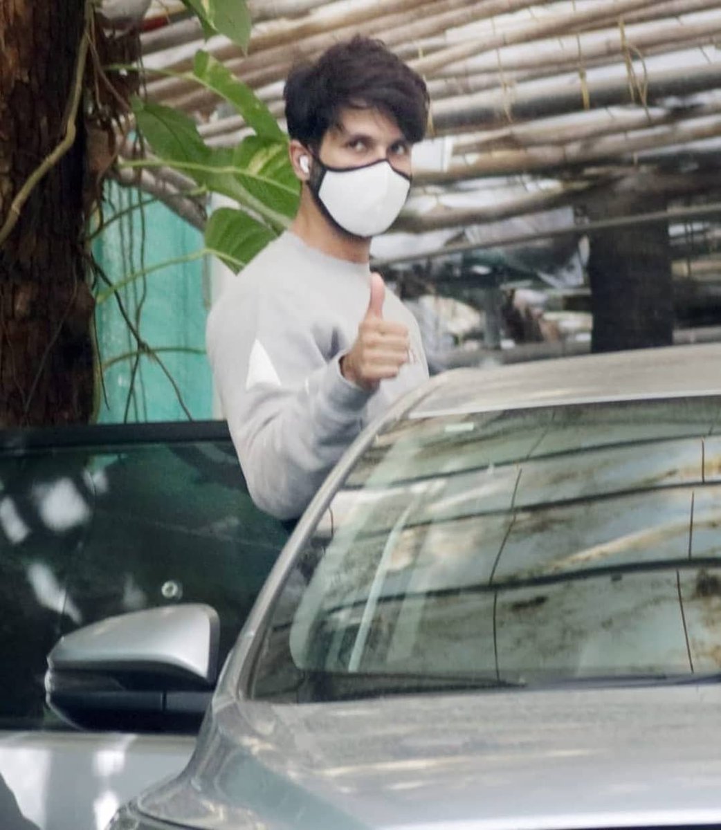shahidkarmy's tweet photo. #ShahidKapoor gets snapped post a dubbing session in the city. https://t.co/KUcunONh5r