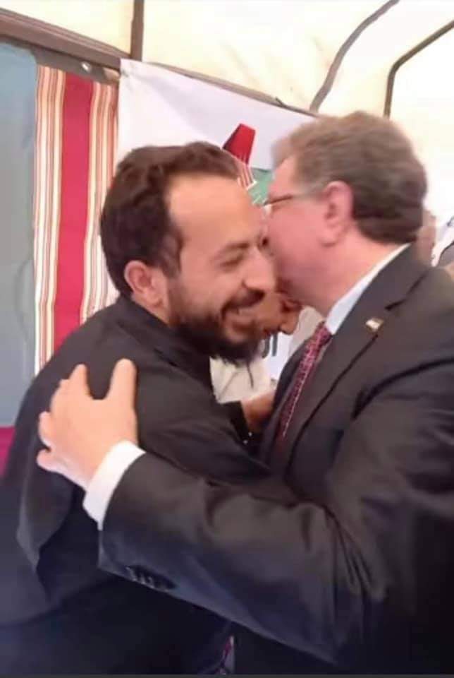 ما ضل مجرم وما فات لحضن سالم المسلط 😅🤣
ابو شقرا يازلمي  لسى مبارح طلع اسمه برائحة العقوبات الأمريكية  ؟!!