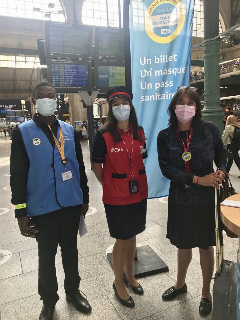 VSpilleboutSNCF's tweet photo. Ce matin, troisième journée de mise en exploitation du contrôle des Pass Sanitaires pour les voyageurs @TGVINOUI @OUIGO : un bon retour fait à @ibascou sur l’Axe #TGVNord, par les agents comme les clients, qui se sentent rassurés et accueillis. #TousSNCF https://t.co/giqh2tTFGt
