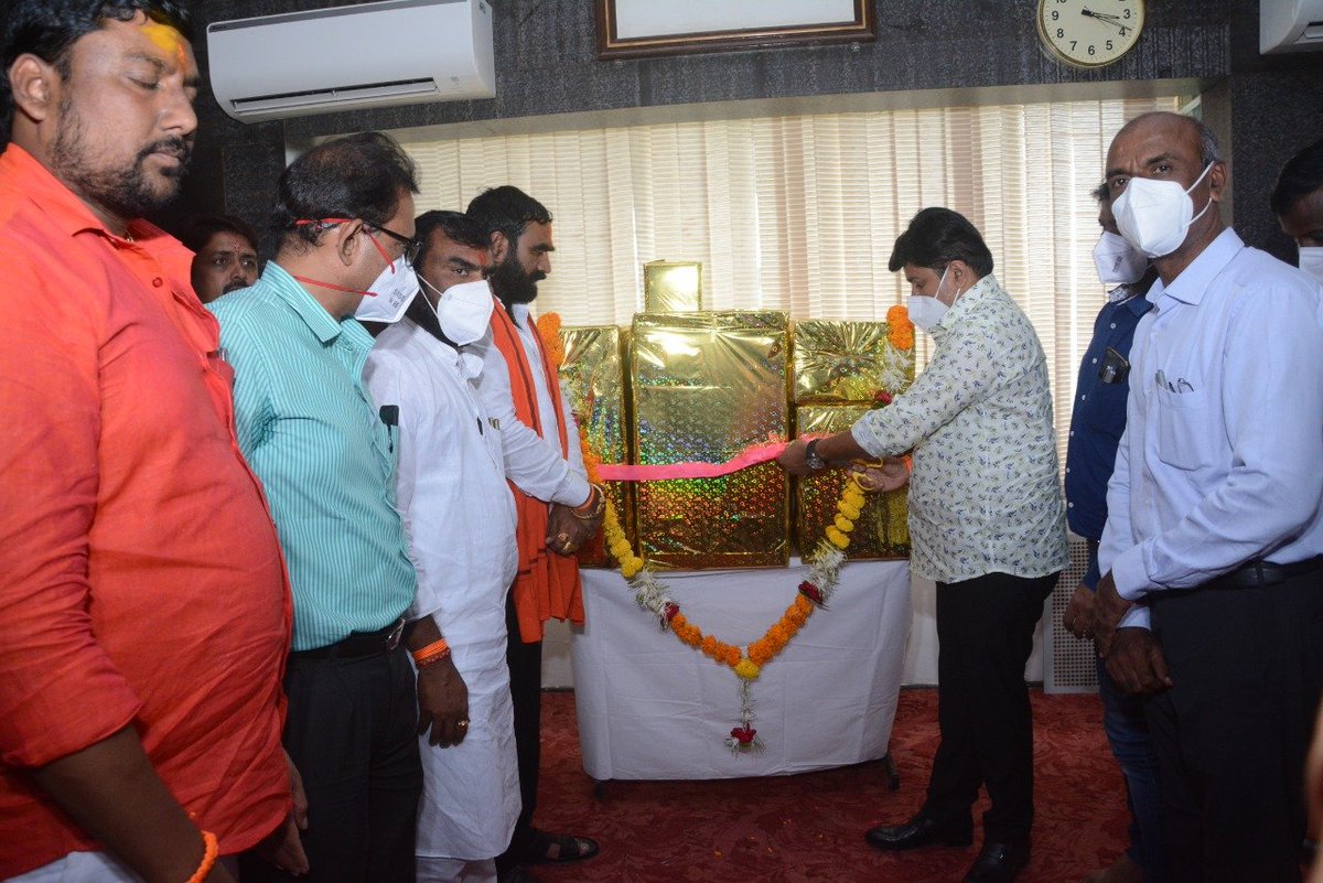 samant_uday's tweet image. पर्यावरणमंत्री @AUThackeray यांच्या पुढाकाराने हिंगोली जिल्ह्यासाठी प्राप्त व्हेंटिलेटर्स आज आरोग्य विभागास वितरित केले. यावेळी, आमदार बालाजी कल्याणकर, आमदार संतोष बांगर, जिल्हाधिकारी शंकर बर्गे, जिल्हा शल्यचिकित्सक डॉ.राजेंद्र सूर्यवंशी व संबंधित उपस्थित होते.