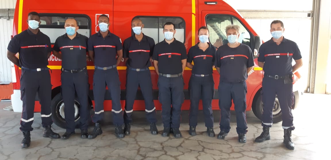 En direct du centre de secours du Robert en #Martinique. Voici la photo de la première garde des équipages mixtes composés de sapeurs-pompiers de la #Martinique ainsi que de ceux de l'hexagone. Ces agents sont dédiés aux ambulances pour les interventions #Covid19.