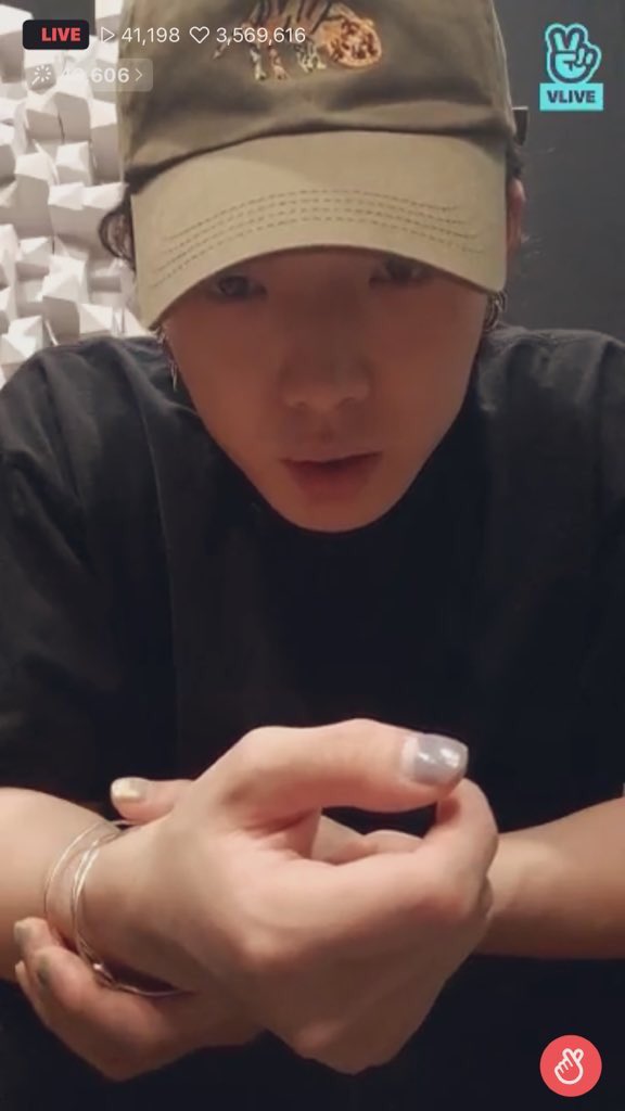 sutakhun's tweet photo. เนื่องจากพี่บ๊อบ🐰มา vlive เกิน���รึ่งชั่วโมง หาวไปหลายรอบมากก 🥱 แจกเงิน 100 บาท 1 คนสุ่มจาก RT ประกาศผล 14/8/21  #BOBBY https://t.co/oTyAHQygJt