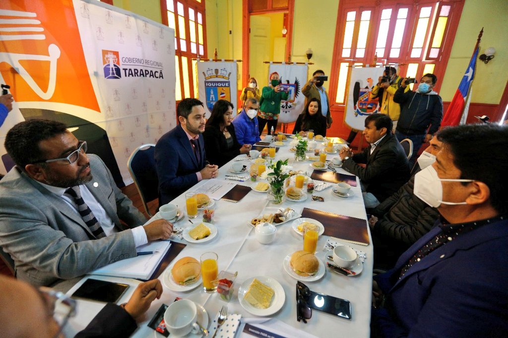 #Municipios

El Gobernador <a href="/JMCarvajalG/">José Miguel Carvajal</a> está reunido con los alcaldes de #Iquique, #AltoHospicio, #PozoAlmonte, #Pica, #Camiña y #Colchane, para levantar información sobre las urgencias de cada comuna.

Planteó la necesidad de trabajar en #Vivienda, #Seguridad y #RecursosHídricos