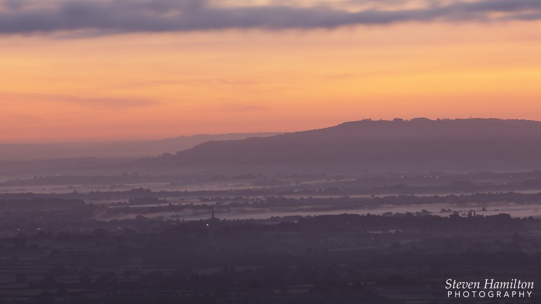 Bredon Hill at sunrise. 

<a href="/ThePhotoHour/">#ThePhotoHour</a> <a href="/StormHourMedia/">#StormHourMedia</a> <a href="/VisitWorcs/">Visit Worcestershire</a> #WorcestershireHour #worcestershireinphotographs