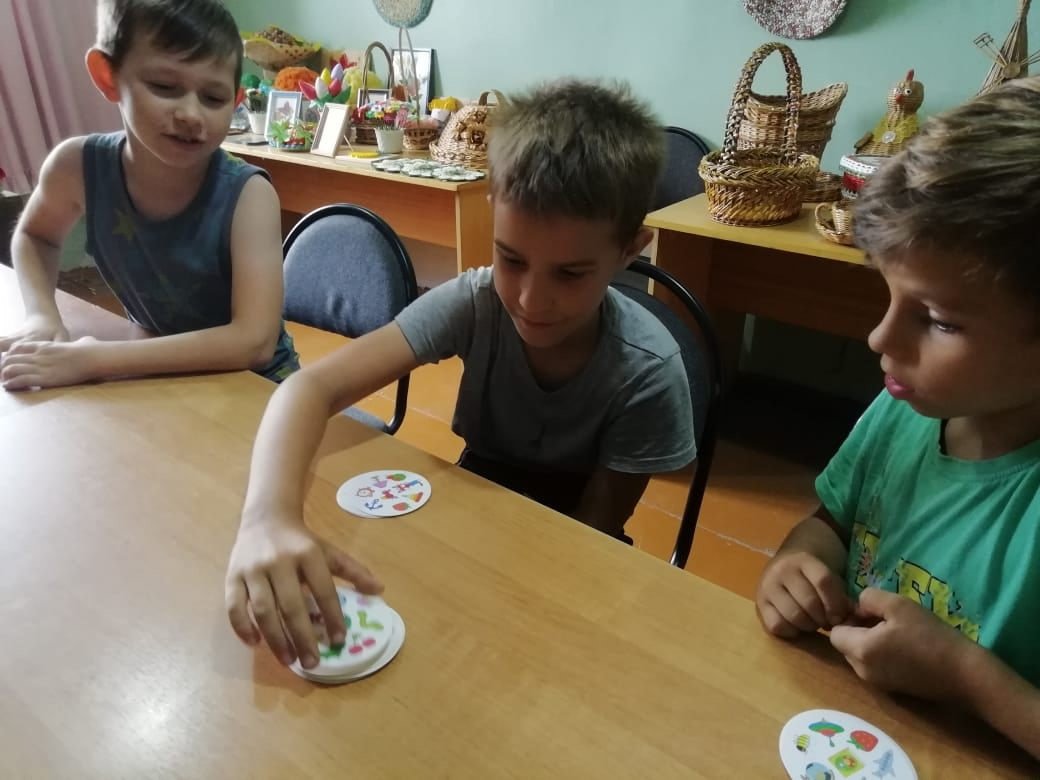 Tschern_CDK's tweet photo. 04/08/2021
День настольных игр "Твоя игра"

#ЧерногрязевскийСДК #Киреевскийрайон #МастерскаяКаникул71 #лето #каникулы https://t.co/78DghiPbsK