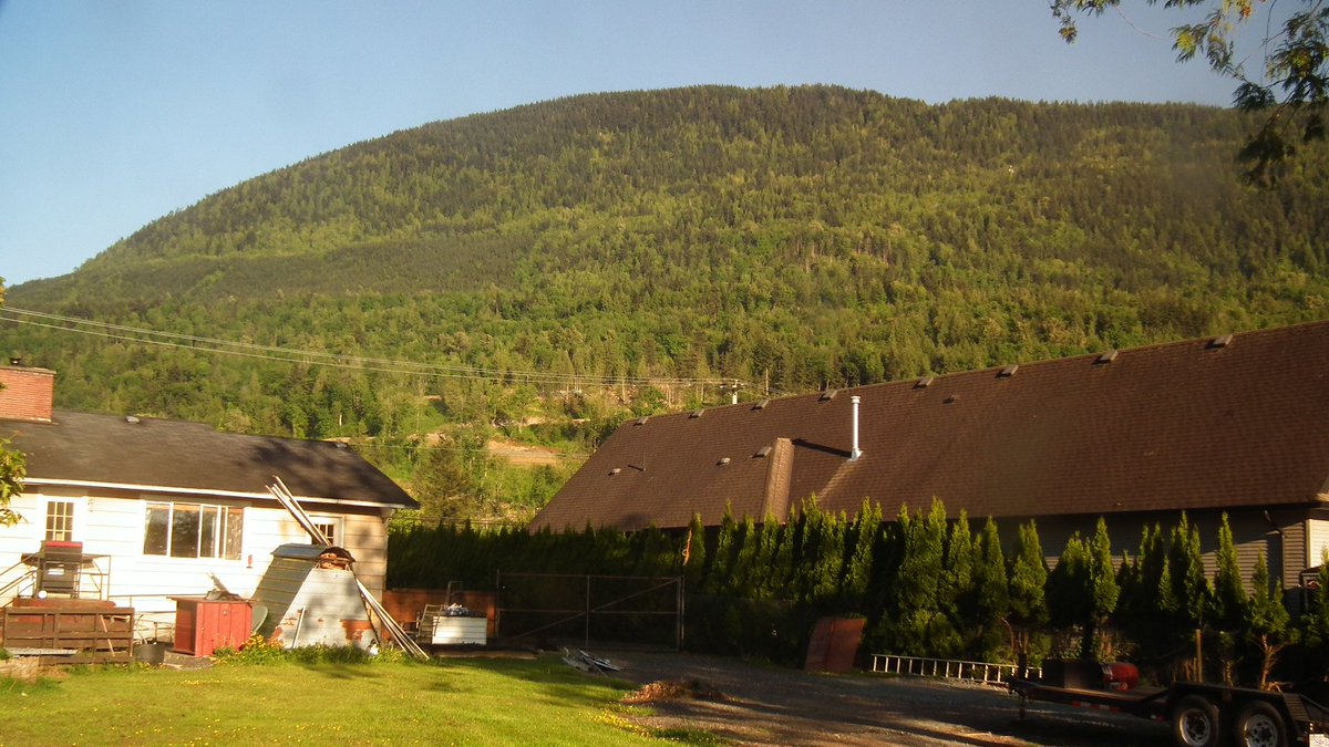 AngusJames3's tweet image. Vedder Mt. in Yarrow on a normal day and today. #bcsmoke cc @cbcnewsbc