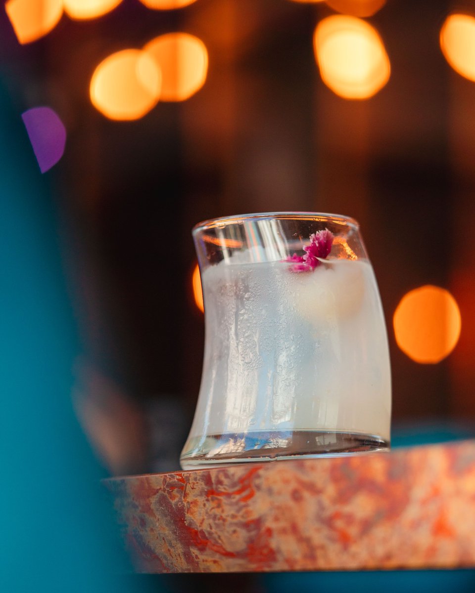 This <a href="/eatdoughdough/">eatdoughdough</a> cocktail glass messes with our head a bit... but we like that 😅

confidentials.com/liverpool/offe…