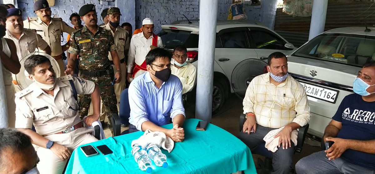 DM_Begusarai's tweet photo. जिला पदाधिकारी श्री अरविंद कुमार वर्मा एवं पुलिस अधीक्षक श्री अवकाश कुमार ने आज शाम्हो तथा मटिहानी विभिन्न इलाकों में गंगा नदी जलस्तर से उत्पन्न स्थितियों का जायजा लिया तथा राहत एवं बचाव के संबंध में संबंधित पदाधिकारियों को आवश्यक दिशा-निर्देश दिया।
@IPRD_Bihar  @BegusaraiPolice https://t.co/psNveLh2pi