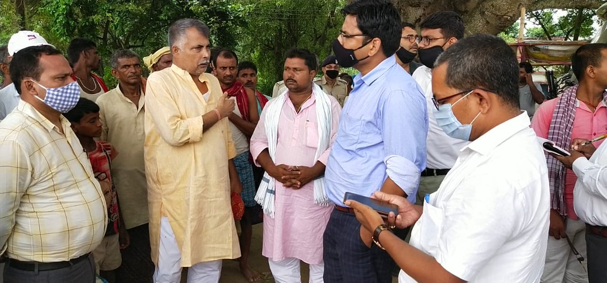 DM_Begusarai's tweet photo. जिला पदाधिकारी श्री अरविंद कुमार वर्मा एवं पुलिस अधीक्षक श्री अवकाश कुमार ने आज शाम्हो तथा मटिहानी विभिन्न इलाकों में गंगा नदी जलस्तर से उत्पन्न स्थितियों का जायजा लिया तथा राहत एवं बचाव के संबंध में संबंधित पदाधिकारियों को आवश्यक दिशा-निर्देश दिया।
@IPRD_Bihar  @BegusaraiPolice https://t.co/psNveLh2pi