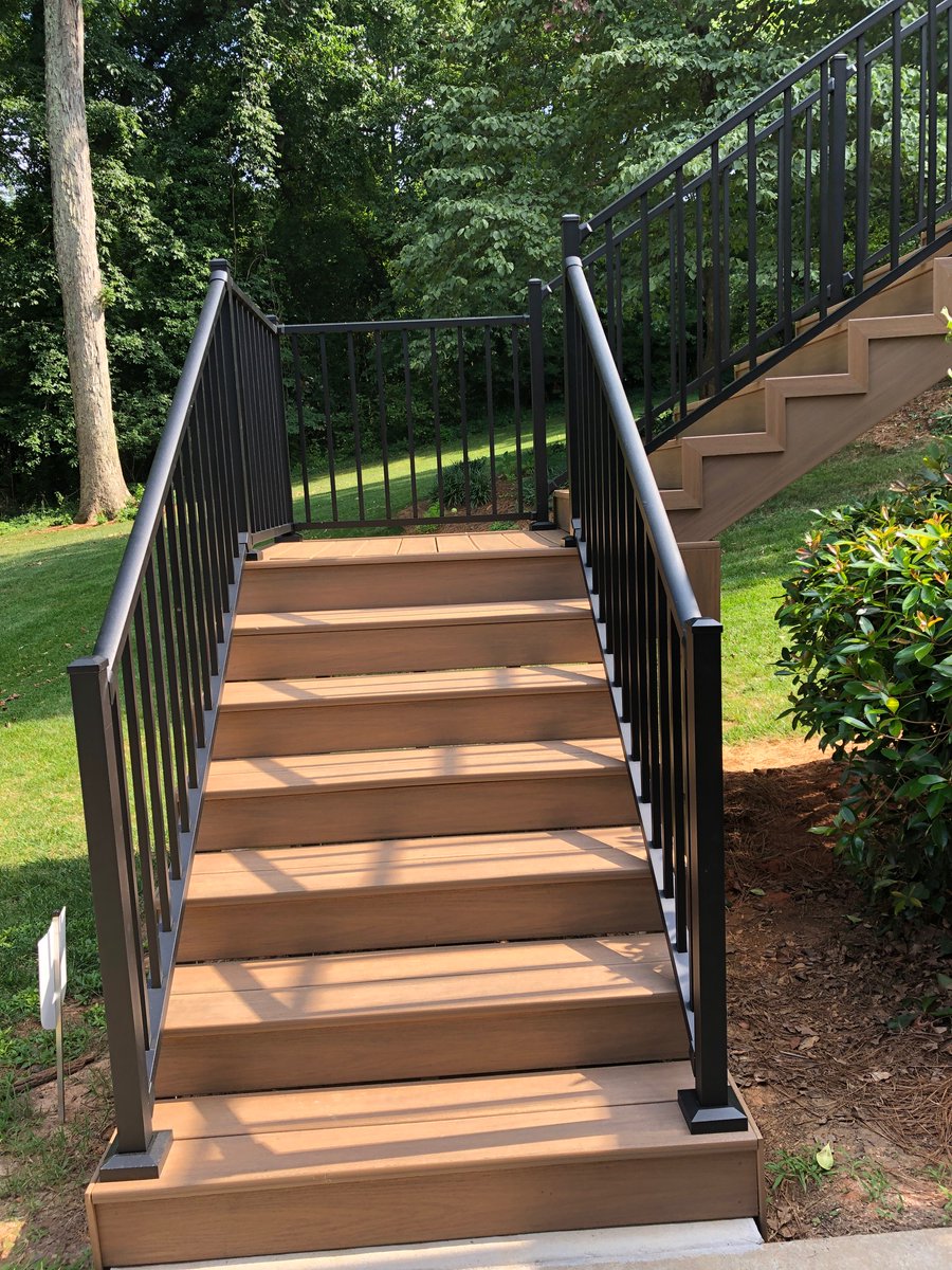 RobinsonConstr's tweet image. Look at this lovely finished deck going from all wood to low maintenance products. 
#deckrenovations #homeimprovement #rcsc