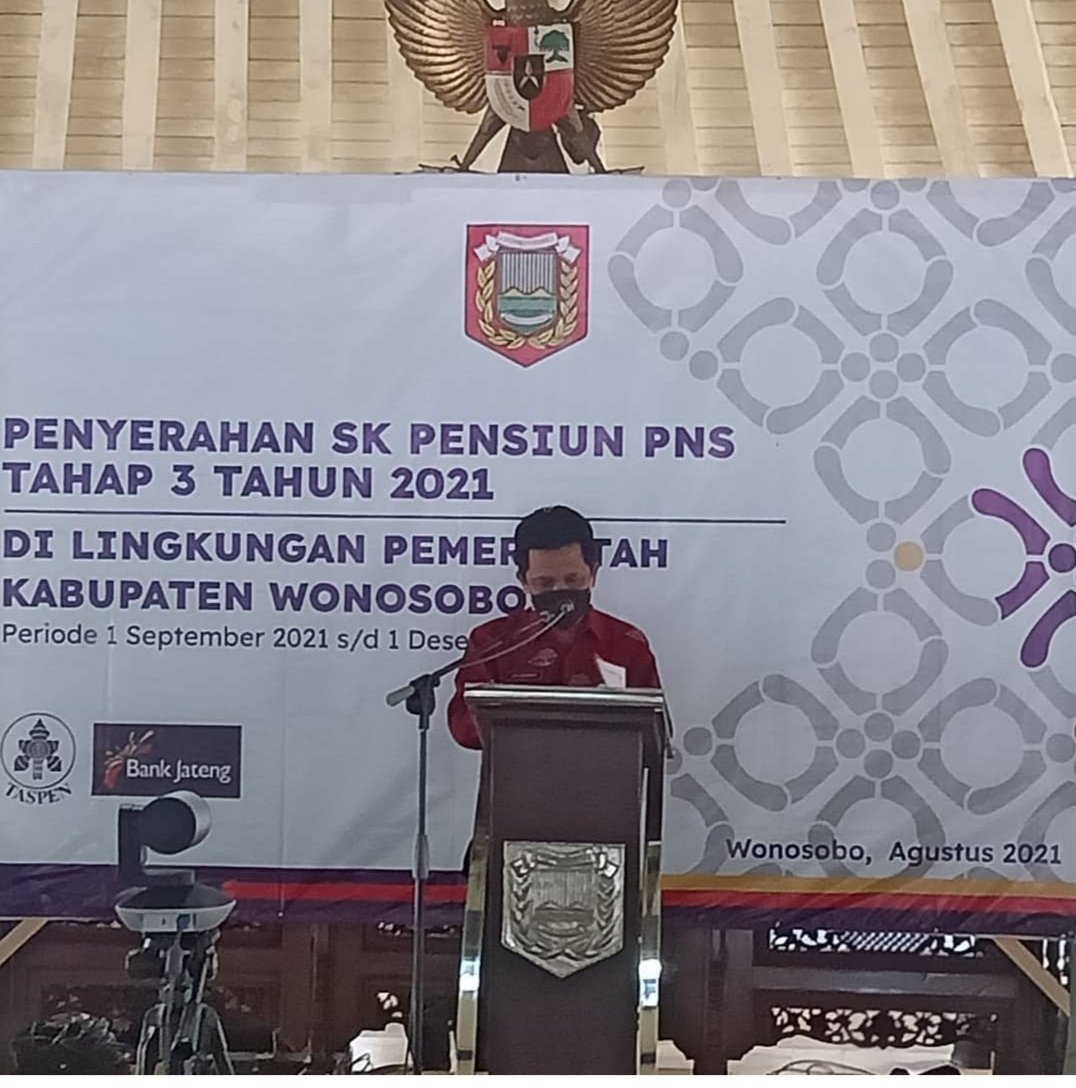 bkd_wonosobo's tweet photo. Bertempat di pendopo Wonosobo,  Bupati Wonosobo, Afif Nurhidayat, https://t.co/AiSPksPCoZ. menyerahkan SK pensiun kepada 106 PNS periode 1 Sept-1 Des 2021 yang dilakukan scr luring dan daring.Bupati sampaikan terimkasih atas jasa dan dedikasinya utk Wonosobo. https://t.co/BMqBGPrRWE