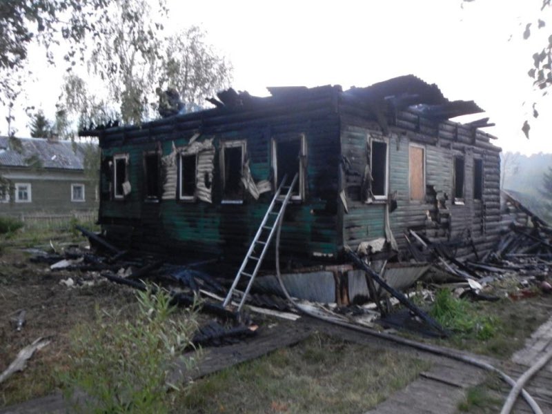 uvd29's tweet photo. В Приморском районе Архангельской области полицейский спас из горящего дома мужчину. В настоящее время жизни и здоровью жильцов дома ничего не угрожает. Они искренне поблагодарили полицейского и всех неравнодушных соседей за помощь. https://t.co/PoHpn1zQlE https://t.co/mEh3orzeaI
