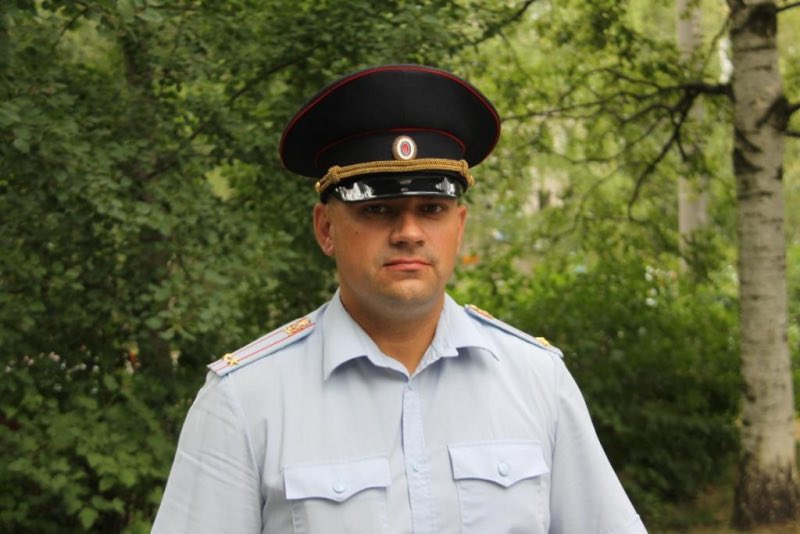 uvd29's tweet photo. В Приморском районе Архангельской области полицейский спас из горящего дома мужчину. В настоящее время жизни и здоровью жильцов дома ничего не угрожает. Они искренне поблагодарили полицейского и всех неравнодушных соседей за помощь. https://t.co/PoHpn1zQlE https://t.co/mEh3orzeaI