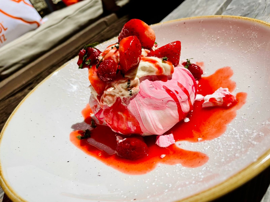 Our motto: always save room for dessert. 😋

@youngspubs
@visitchis

#togetheratyoungs #strawberries #etonmess #pubgarden #dogsfriendly #chislehurst