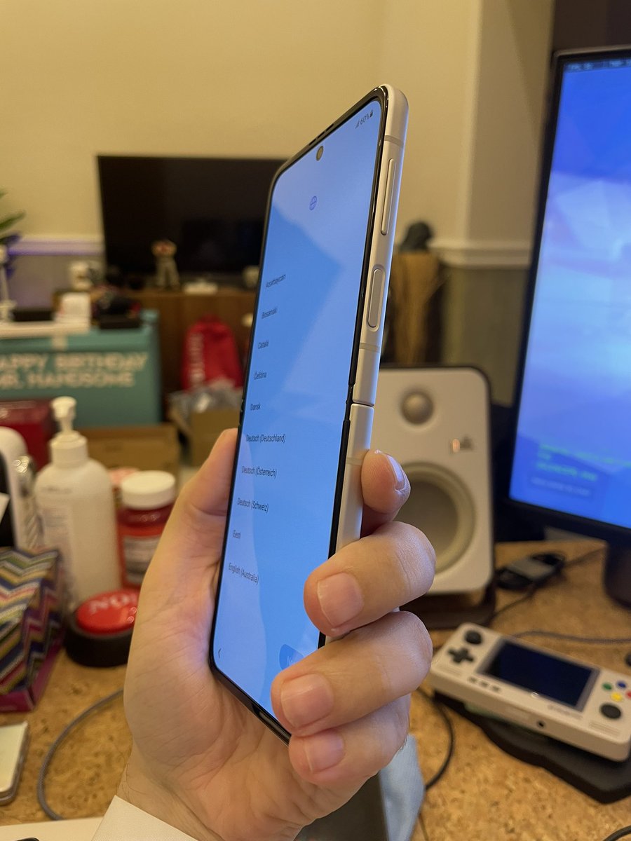 iloveqatar's tweet photo. Samsung. My bois. The flip 3 is epic but the power button / fingerprint is too damn high! We don’t all have salad fingers. https://t.co/rQVq2CkpSA
