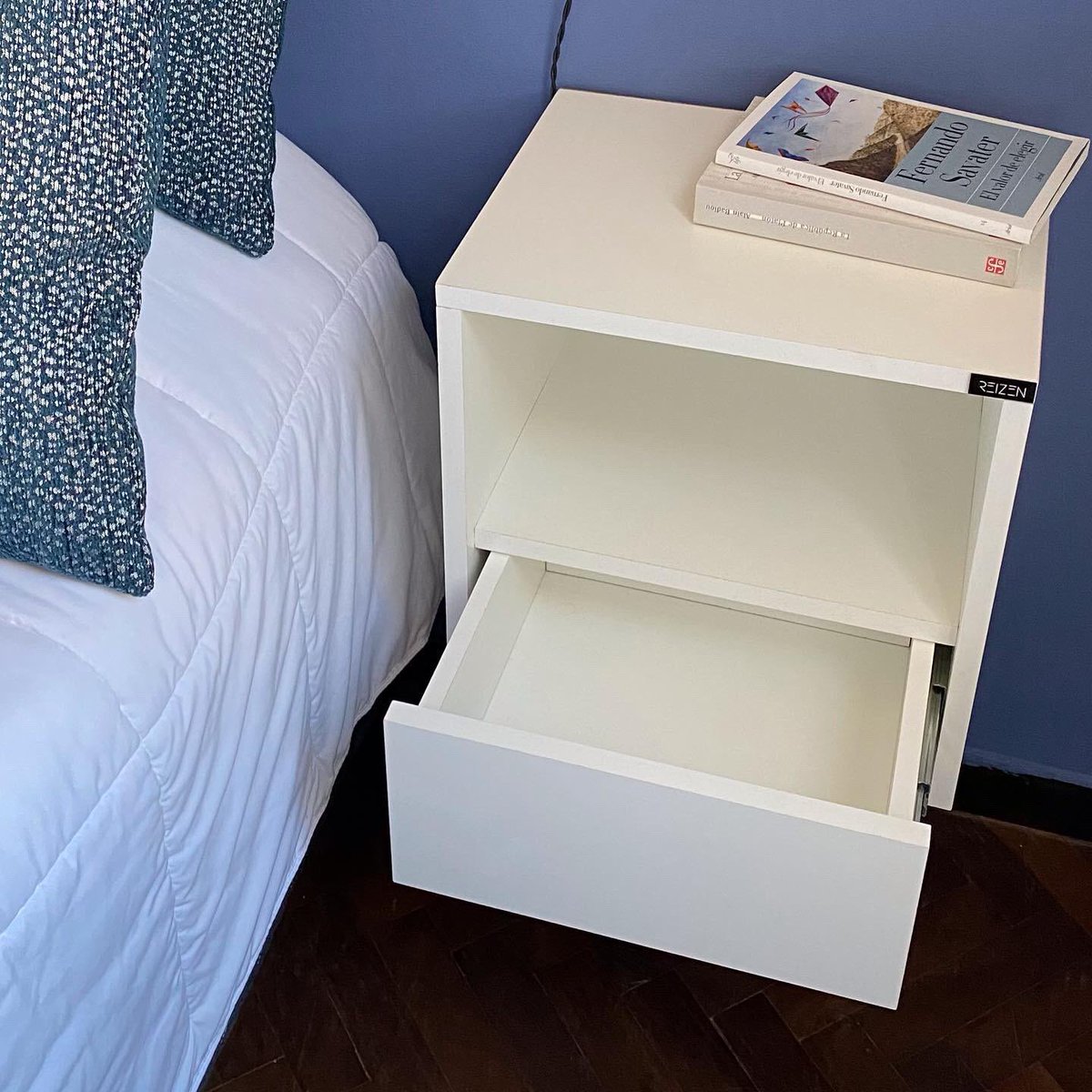 Mesa de luz flotante en melamínico blanco. Dimensiones 30x40cm de base y 40cm de altura. Diseño funcional con cajón amplio.