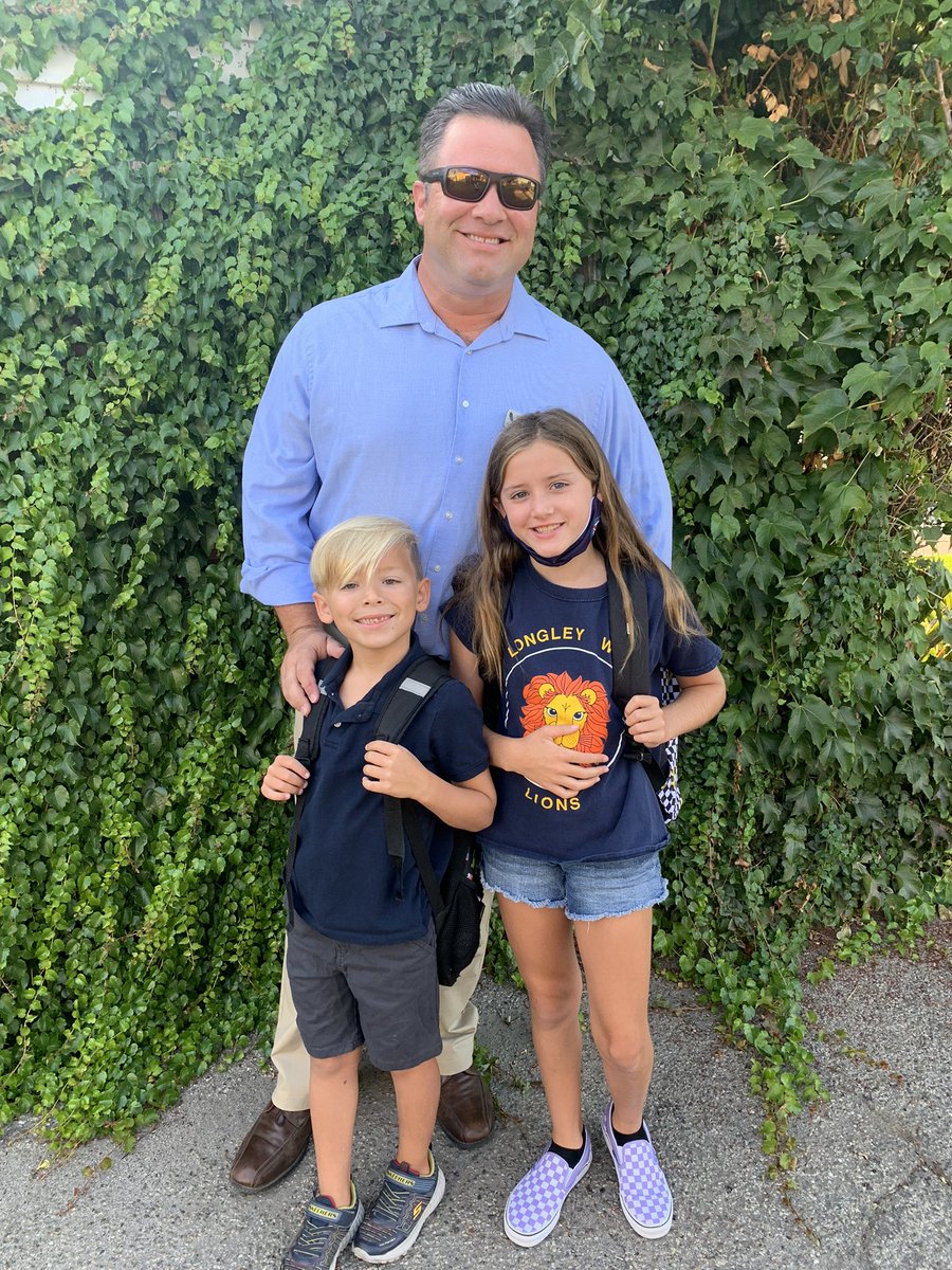 BrandyAcker1's tweet photo. Acker Family is ready for their #ArcadiaFirstDay @LongleyWayLions @LongleyWayPta @danamariners1 @benacker @ArcadiaUnified @willow507 https://t.co/4T8ngC9bvm