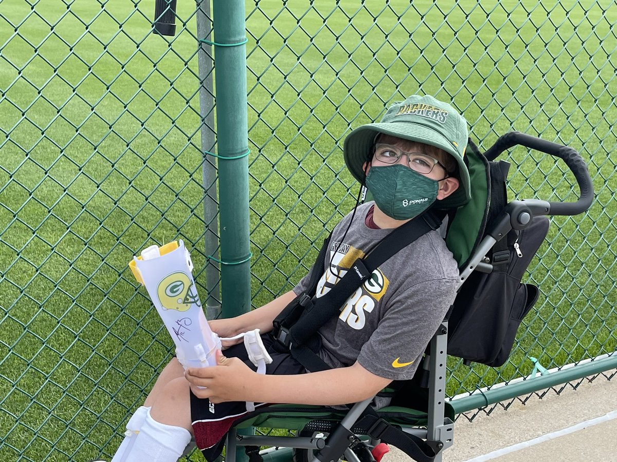 KyleMalzhan's tweet image. During Aaron Rodgers’ stroll to #Packers practice this morning in his golf cart, Rodgers stopped for this young Packers fan named Jacob. He talked to him for nearly 5 minutes.

Jacob’s having surgery soon &amp;amp; got his brace signed by the reigning MVP. I can tell you it made his day.