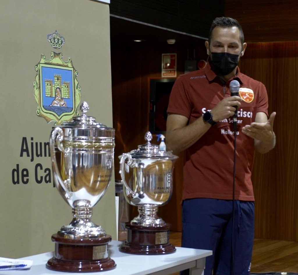 🏆 Un gran placer ofrecer nuestras dos copas al <a href="/ajcapdepera/">ajcapdepera</a> tras su apoyo durante la temporada ☺️

🔝 Jaume Faba 😆