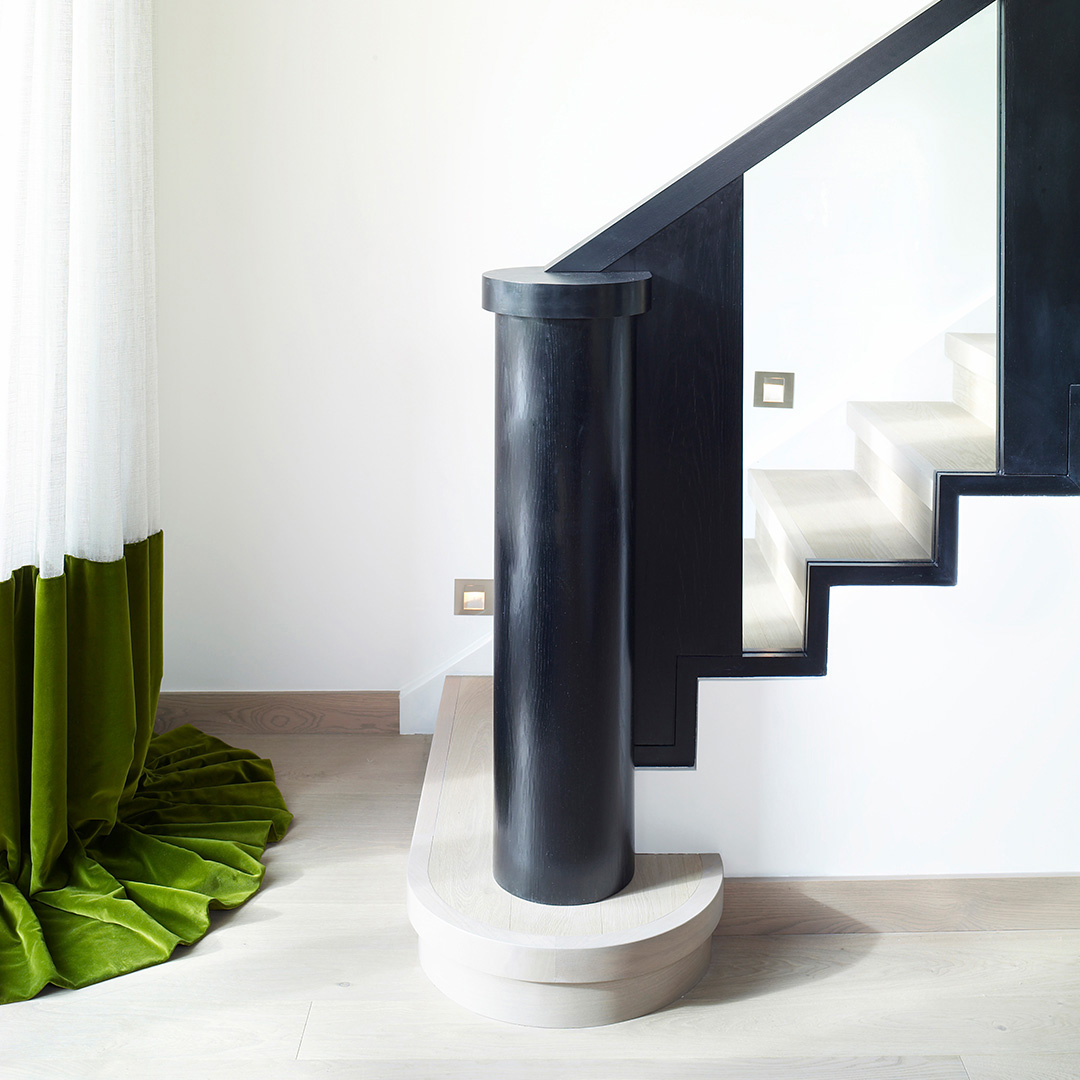 kellyhoppen's tweet image. CURTAIN STYLE 😍  

Long, elegant and classic. This puddle curtain style can be achieved by extending the curtain length by 6 – 16 inches.

The gathered fabric rests delicately on the floor and creates a sense of drama and romanticism in a space, and this is the charm!

#thursday