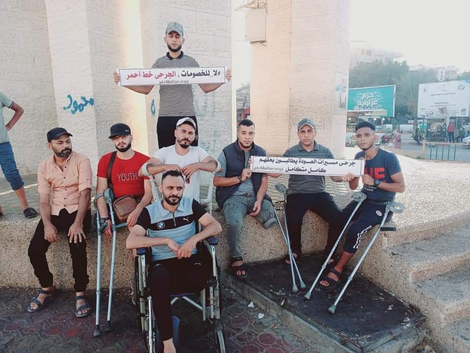almssri1's tweet photo. بعد خصم مستحقاتهم من قبل حكومة غزة

قيام جرحى مكذبة العوده محافظه رفح تنظيم اعتصام سلمى للمطالبه بحقوقهم المشروعه ونطالب كل مسؤول شريف للنظر في ملف جرحى مسيرات العوده ووقف الخصومات على الفور 
# جرحى_مسيرات_العوده خط احمر# https://t.co/qOQp4t8Rvp