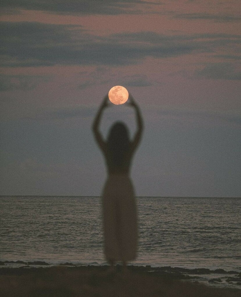 bbxx_world's tweet photo. “Expect the unexpected during the New Moon in Leo during August, because life is about to get spicy! Uranus and Saturn will be throwing major shade at this new moon, pushing us to adjust in ways we won’t anticipate. Calling this new moon an opportunity f… https://t.co/5xepX1Y3OY https://t.co/h3dNsBFIMj