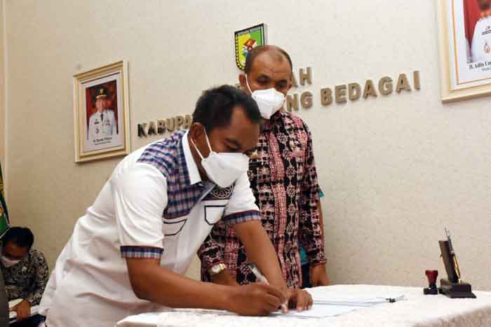 intipnews's tweet photo. Sergai-Intipnews: Bupati Sedangbedagai (Sergai) H Darma Wijaya menandatangani perjanjian pinjaman yang diberikan PT Sarana Multi Infrastruktur (Persero), Kamis (12/8/2021) di ruang rapat Wakil Bupati Sergai. 

Menurut  #PTSMI #Serdangbedagai

https://t.co/mZ38NFC76C https://t.co/ljKtLCcEv1