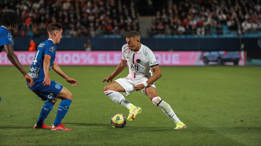 RealMadrid_GO's tweet photo. 🚨| #RealMadridGO

El entorno de Mbappé afirma que el próximo lunes el propio Kylian informará sobre su futuro.

[@PacojoSER] https://t.co/cGyqcj1MbL