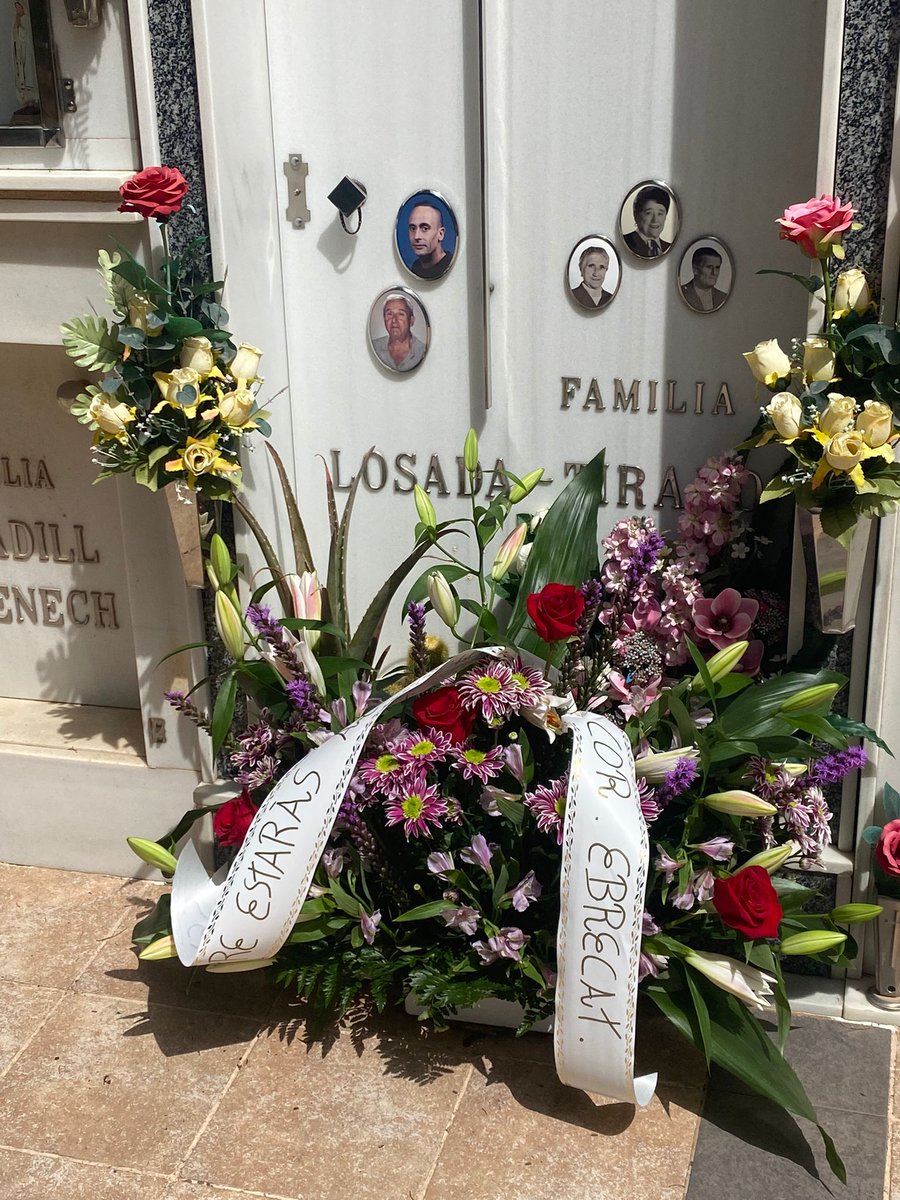 El dia 18 fara un any que ens va deixar Boret i de la familia Ebrecat vos donem les gracies a tots els clans pels anims i condols rebuts.Perico.Top.Cracs.Birra.2014 D.segadors.Tarraco.Ponents.Collonuts.Almogavers.Alls i oli.Clastalans...Gracies.