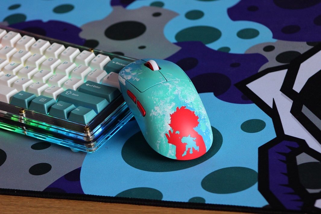 leonardodamouse's tweet photo. My version of GMK Deku on a mouse!
Mouse: @logitechg Superlight
Mods: Kailh GM8.0 and Tiger Ice skates from @AddiceInc
Theme: GMK Deku (couldnt find designer’s handle)
Mousemat: @blackriver35
Keyboard: @KeyKeyboards
Keycaps: ePbt Olivetti
#deku #mha #myheroacademia #dekuart https://t.co/rJtuHMB8pS