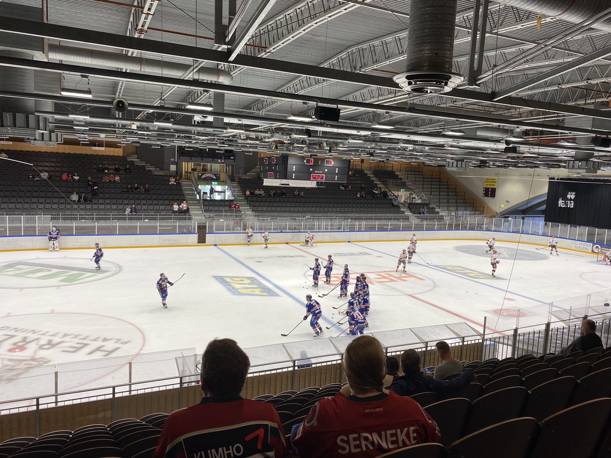 Meningslös match med två ganska ointressanta lag men kul att kunna gå på hockey igen.