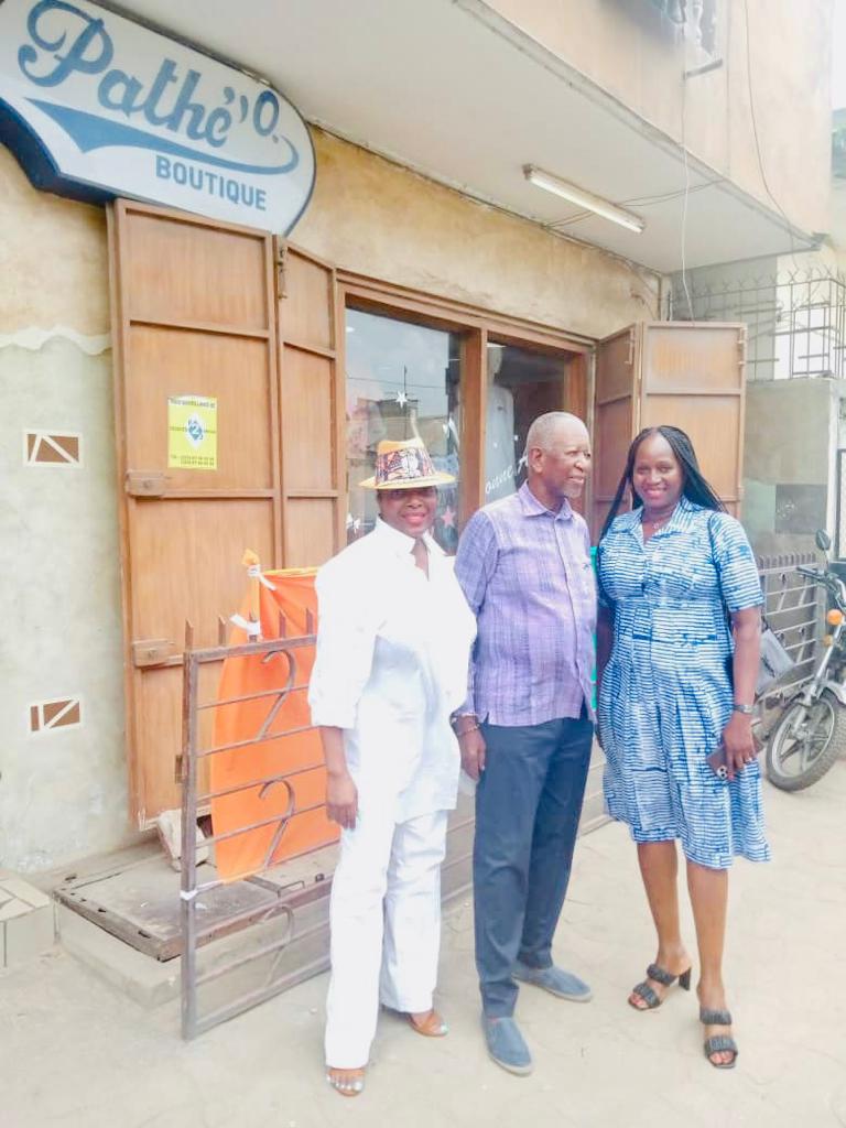 KPAAFMODE's tweet photo. [MODE FORMATION CULTURE] 

En séjour à Abidjan, la Directrice Générale de l'école KPAAF, Madame Aminata DIALLO, a mis l'occasion à profit pour rencontrer quelques acteurs majeurs de la mode ivoirienne.

#KPAAF_Guinée 🇬🇳 🇨🇮💪❤️ https://t.co/yqCQRVsC02