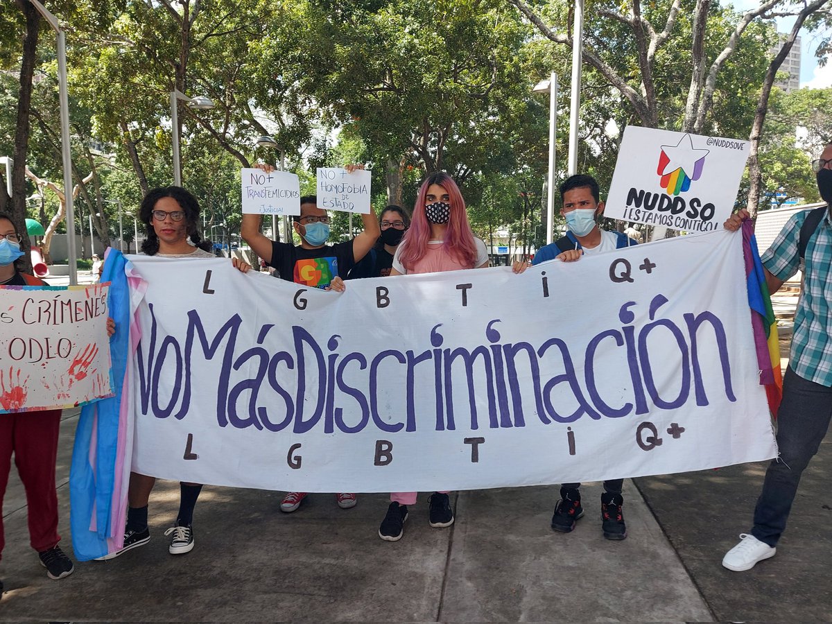 soyleninc's tweet photo. Estoy en las instalaciones del @MinpublicoVE esperando entregar el documento realizado por las organizaciones LGBTIQ que asistimos hoy a la protesta. 

Fiscal @TarekWiliamSaab , las personas LGBTIQ están muriendo en manos del odio, la discriminación y la inacción del Estado. https://t.co/cM6x7Y16Xi