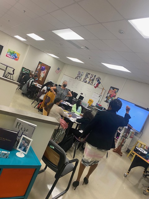 EvermanISDSuper's tweet photo. The first day of school is off to a great start! Let's continue to push for greatness throughout the school year. #EvermanStrong https://t.co/bsVJOOtlqx