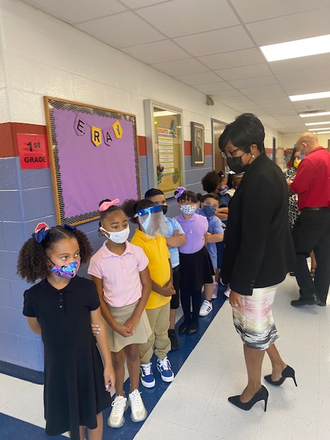 EvermanISDSuper's tweet photo. The first day of school is off to a great start! Let's continue to push for greatness throughout the school year. #EvermanStrong https://t.co/bsVJOOtlqx