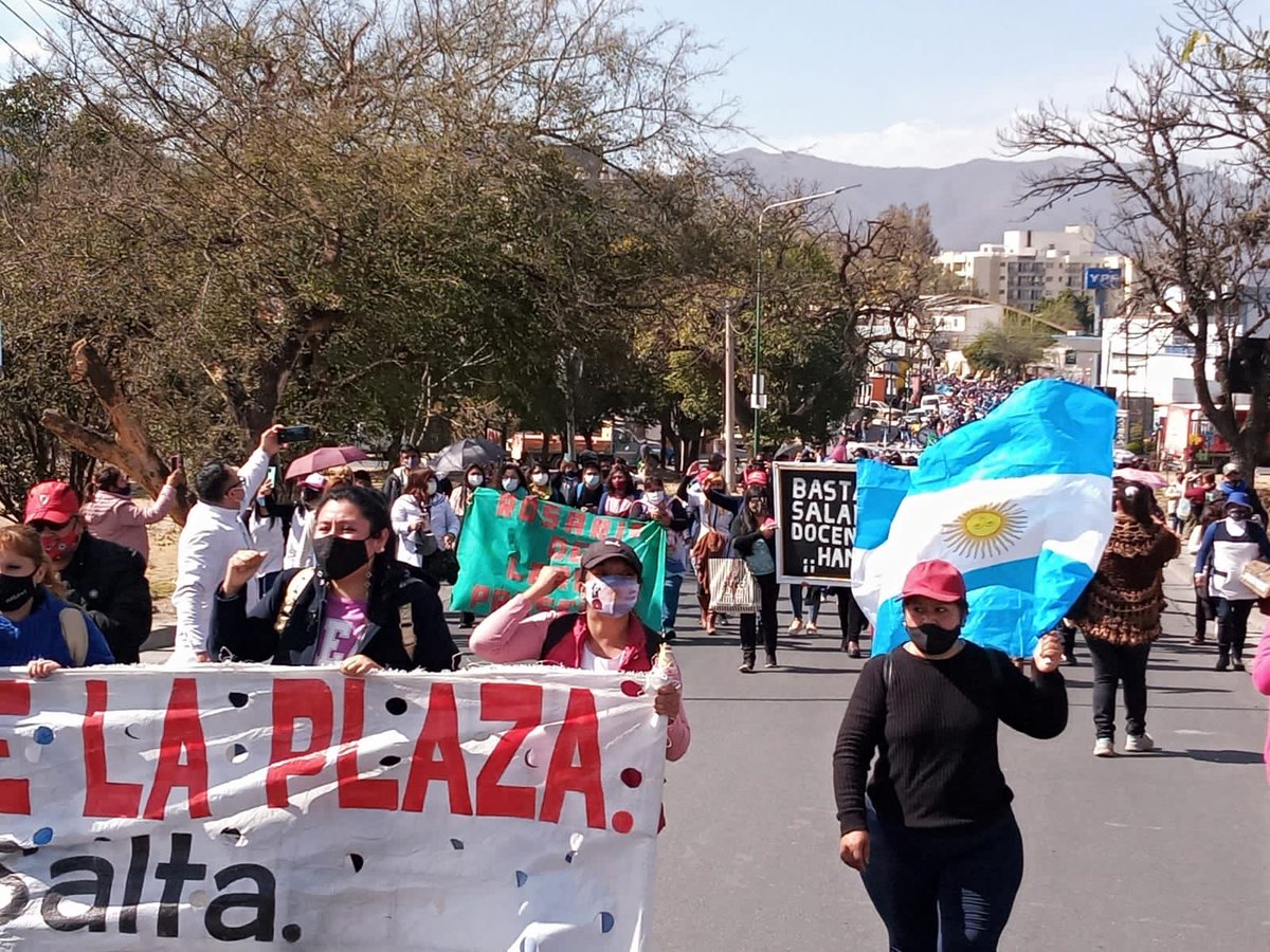 No es una procesión, son los docentes marchando hasta Grand Bourg ante el ninguneo del <a href="/GobiernoSalta/">Gobierno de Salta</a>. 
Teléfono <a href="/GustavoSaenzOK/">Gustavo Sáenz</a>.

Fotos de <a href="/Juan_ElCuate/">__juan_eduardo__</a> para <a href="/AgendaSalta/">Diario Agenda Salta</a>
