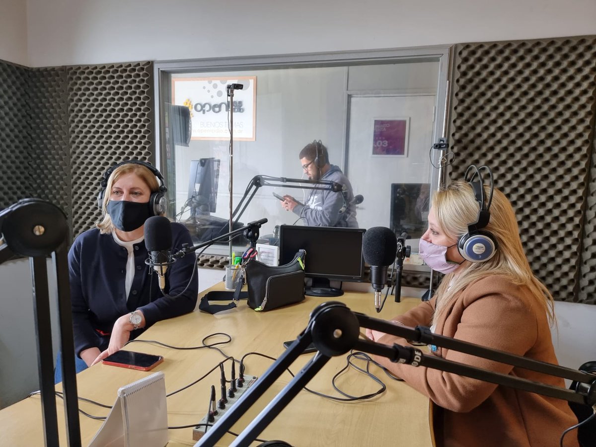 GiScaglia's tweet photo. #VillaConstitución en @openradio1035 en #TemadeCafé @GabyJaton nos da la oportunidad en conjunto a la candidata a concejal @letipieretti de exponer muestra posición sobre los problemas de Santa Fe: menos trabajo, educación, ambiente y la inseguridad.
#SantaFeNosUne #EsHoyEsAhora https://t.co/vnZObErpGI