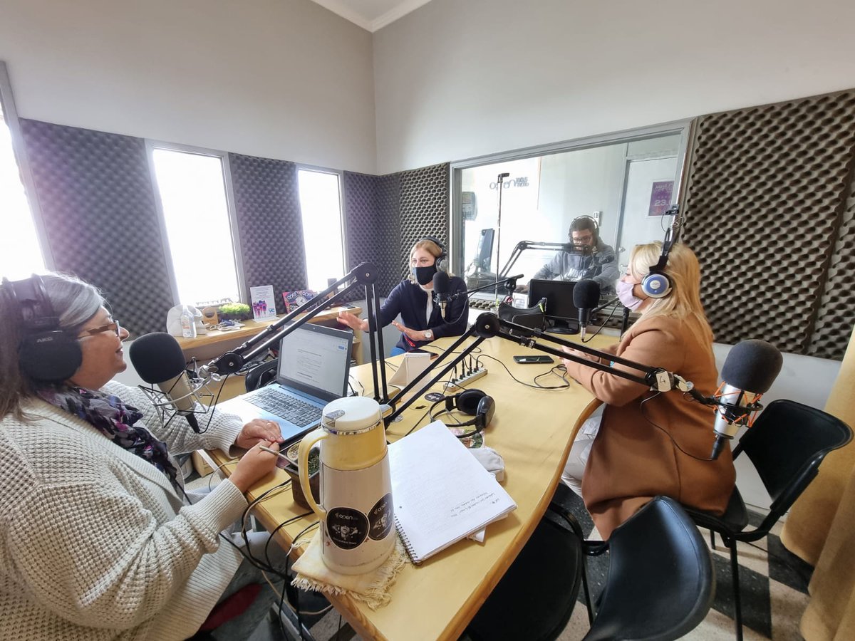 GiScaglia's tweet photo. #VillaConstitución en @openradio1035 en #TemadeCafé @GabyJaton nos da la oportunidad en conjunto a la candidata a concejal @letipieretti de exponer muestra posición sobre los problemas de Santa Fe: menos trabajo, educación, ambiente y la inseguridad.
#SantaFeNosUne #EsHoyEsAhora https://t.co/vnZObErpGI