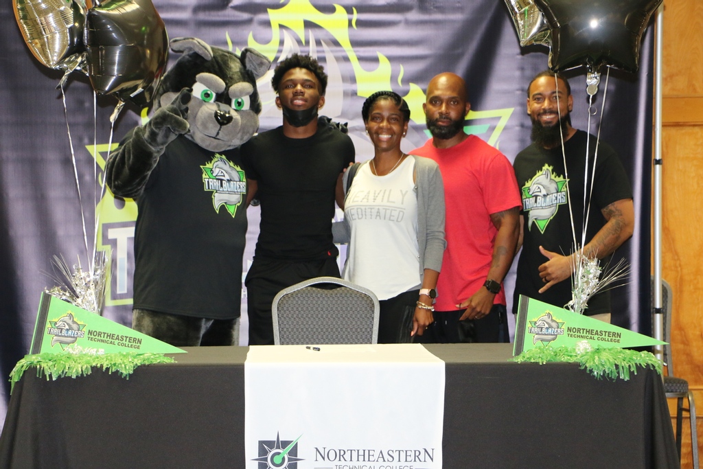 NETC_EDU's tweet photo. Welcome to NETC Shawn! We are excited to have Shawn Lucas join us as a student-athlete on the NETC Trailblazers Cross Country Team! He's from Bennettsville and a 2021 graduate of MCHS. He is majoring in Computer Technology. Run Fast. Run FREE Shawn! #NETCTrailblazers https://t.co/Q842Uav8HS