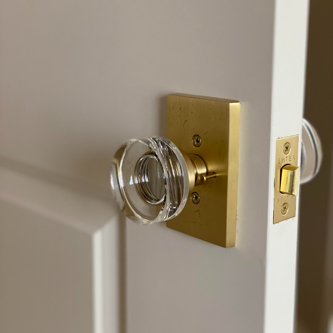 DesignCenterCMS's tweet image. Did you know you can now find Designer Indoor and Outdoor Hardware at The Design Center? We are a proud Emtek Hardware dealer. Just take a look at these photos from a recently completed job by Designer Tracy Gioielli.