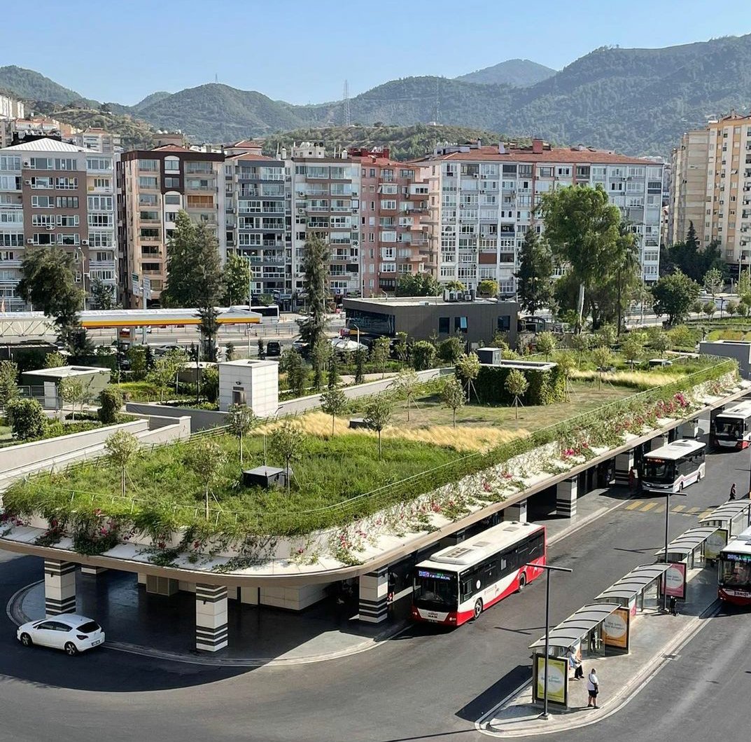 İzmir'de 1.000 metrekarenin üzerindeki yapılar için su hasadı, 60.000 metrekarenin üzerindeki yapılar için çatı bahçesi zorunlu hale gelmiş. Bu örnek uygulamaların kentlerimizde yaygınlaşmasını dileriz.