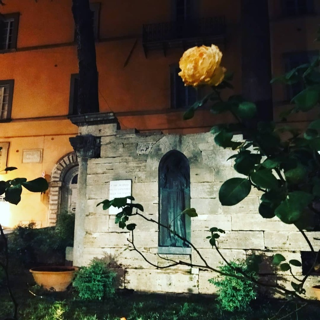 Nightwalk, chillin' out
•
•
•
#summeriumbria #summernight #summerinitaly
#heatwaves #estate 
#arnaldopomodoro #jacoponedatodi
#visitTodi 
#Todi
#Umbria
#Italy 🇮🇹 instagr.am/p/CSeqFufIbSd/