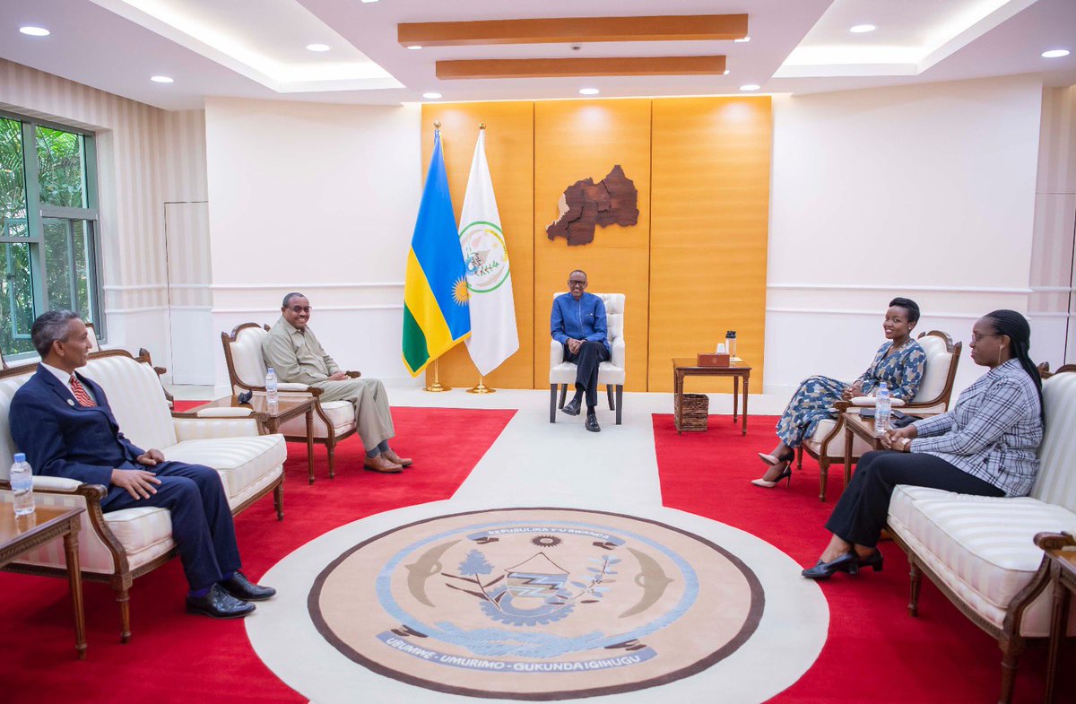realrwandanews's tweet photo. #Realrwanda:Today at @UrugwiroVillage , President @PaulKagame received former Ethiopian Prime Minister, @HMDessalegn , who is the Patron for The Africa Electronic Trade Group (The A-eTrade Group) @aetradegroup , and Mulualem Syoum, the Group’s CEO & Board Chair. https://t.co/0FAP3nDtuf