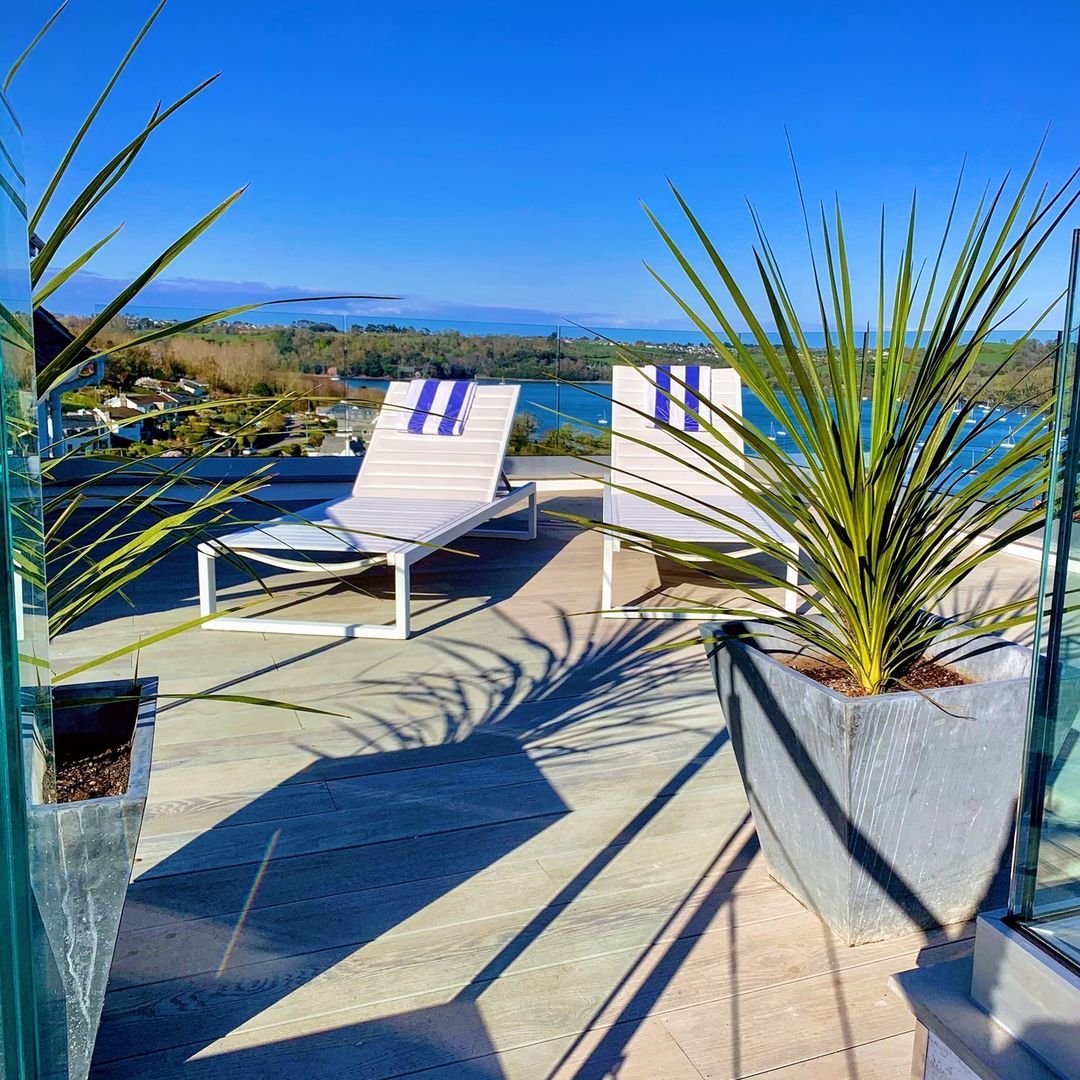 Another stunning installation of our toughened glass! What a great sundeck, perfect for the summer months ☀️
#interiors #interiorstyling #interiorstyle #interiorstylist #landscapers #interiordesign #interiordesigner #glasswork #glasscoating #glasslife