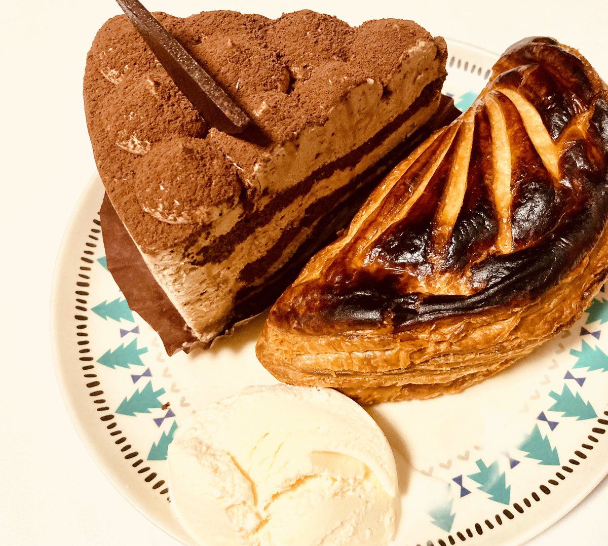 悠 على تويتر 新八 誕生日おめでとう 遅れた 新八と三次元の最推しと親友の誕生日なのでケーキ 食べました お皿の大きさチョイスミスってるのは シャ レーゼのケーキが思いのほか大きかったからです 途中でちょっと気持ち悪くなったけどおいしかったです